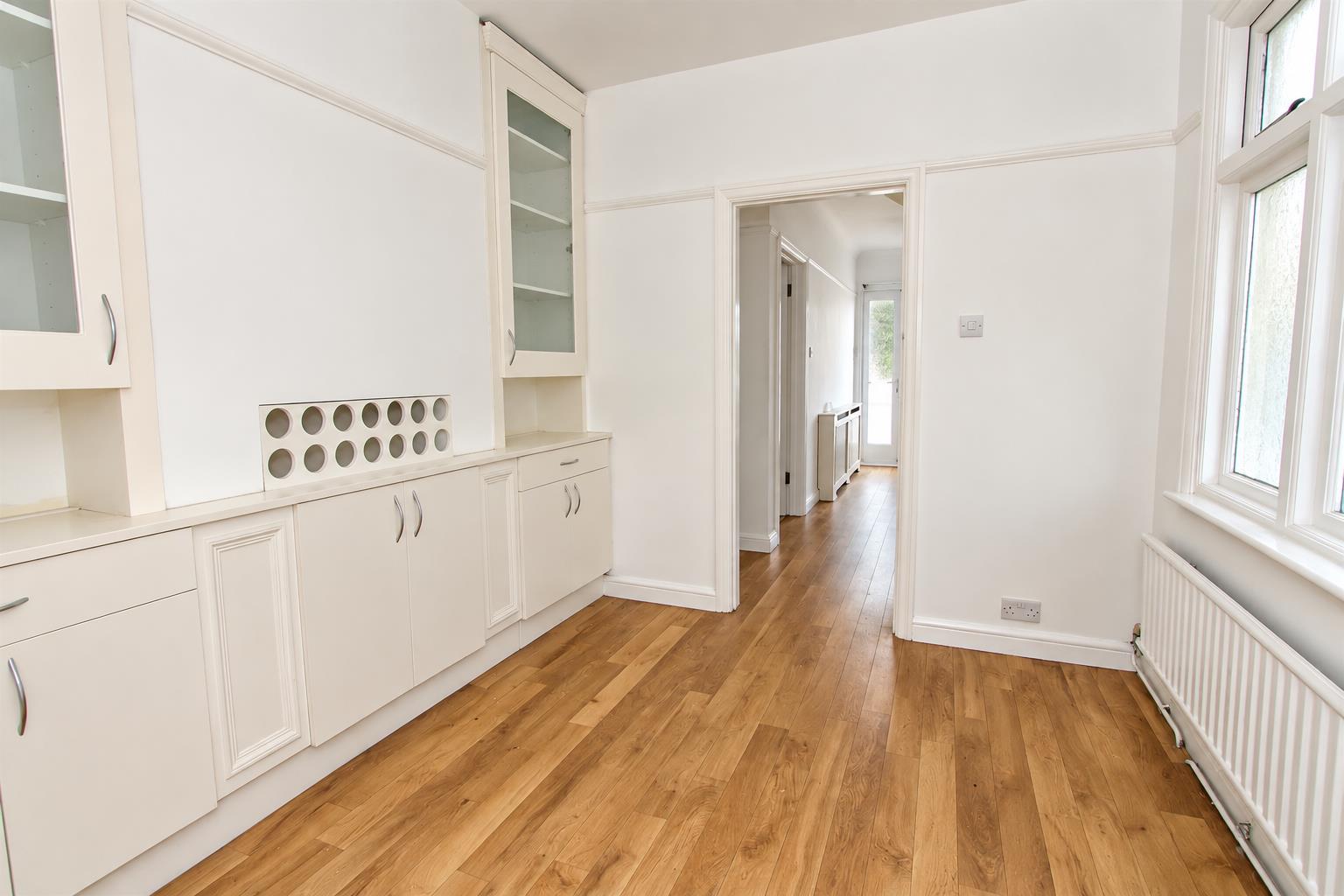 4 bed property in Redford Avenue, Wallington